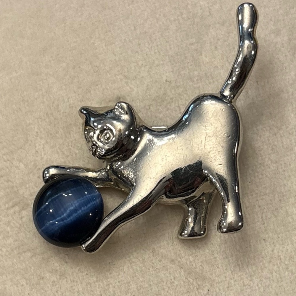 Vintage Silver‎ Tone Cat Playing With Ball Brooch Blue Marble Style Ball